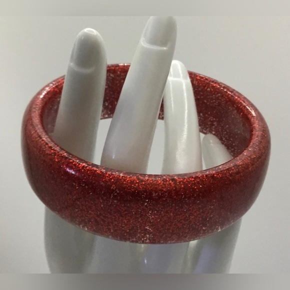 SPARKLY RED GLITTER PLASTIC BANGLE BRACELET - Picture 1 of 1